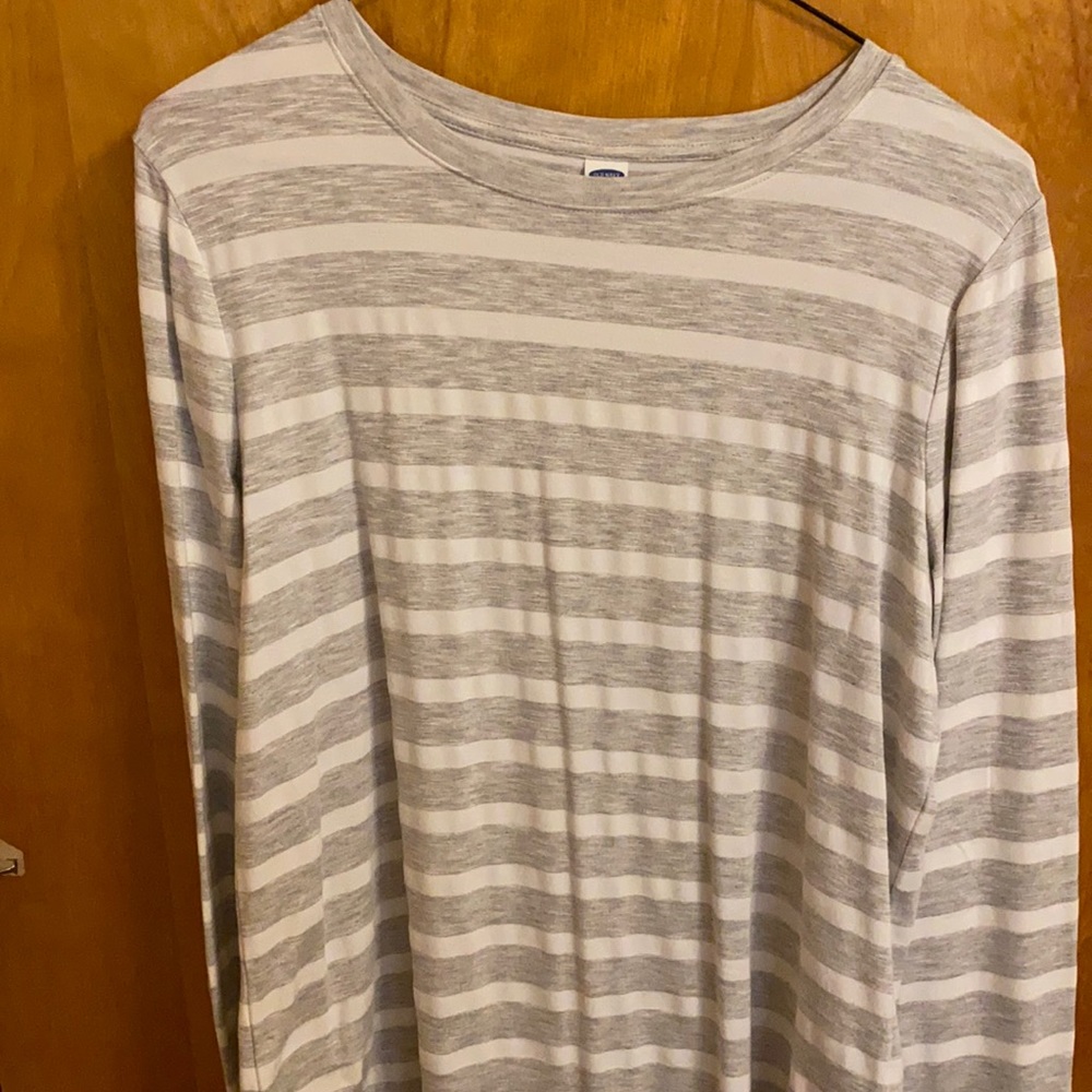 Gray and white woman’s top